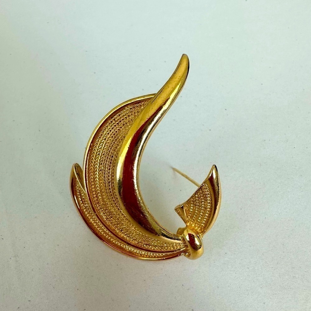 Gold tone Brooch Feather design Approximately 2”